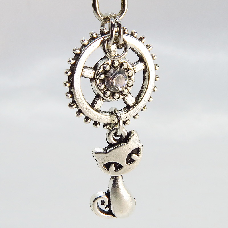 アンティークシルバー 猫と歯車を組合せた可愛いキーホルダー スワロフスキー・クリスタル バッグチャーム ファスナーチャーム