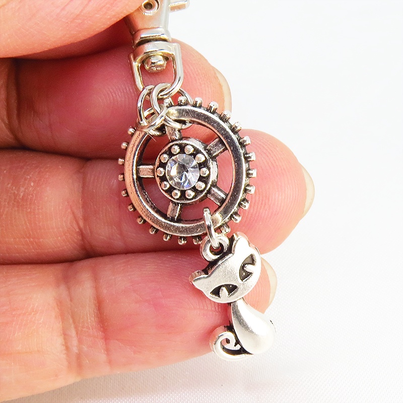 アンティークシルバー 猫と歯車を組合せた可愛いキーホルダー スワロフスキー・クリスタル バッグチャーム ファスナーチャーム