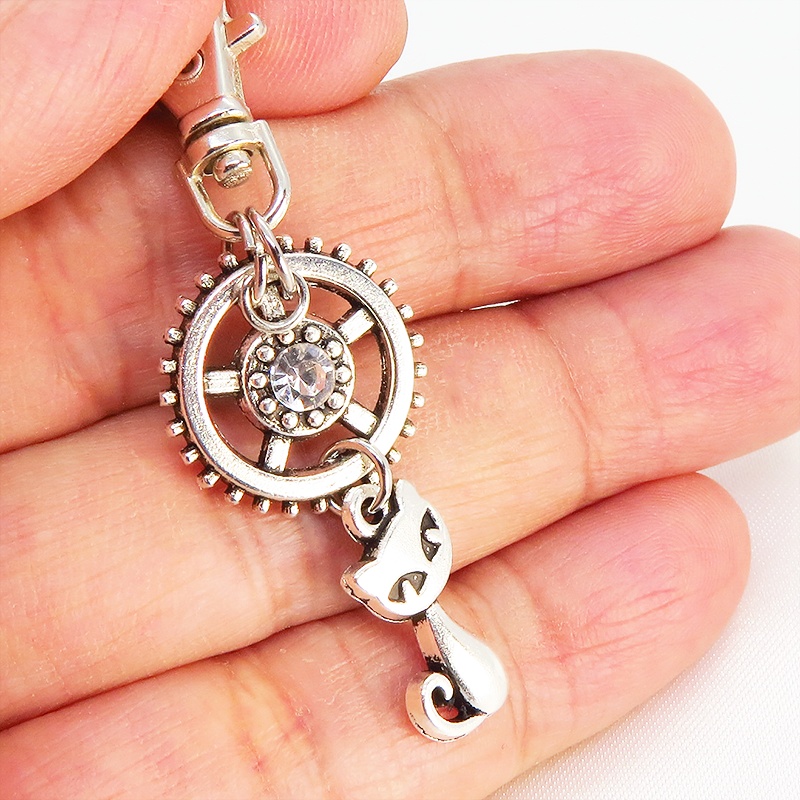 アンティークシルバー 猫と歯車を組合せた可愛いキーホルダー スワロフスキー・クリスタル バッグチャーム ファスナーチャーム