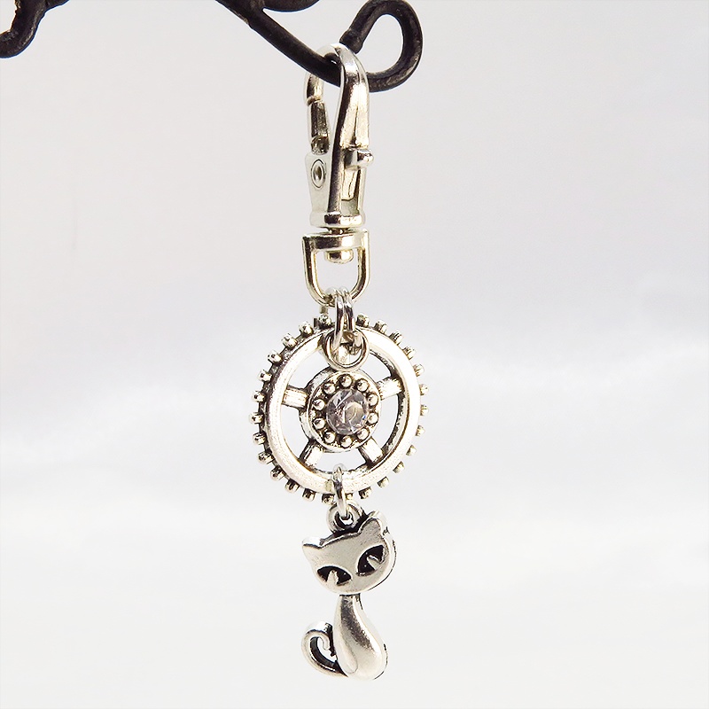 アンティークシルバー 猫と歯車を組合せた可愛いキーホルダー スワロフスキー・クリスタル バッグチャーム ファスナーチャーム