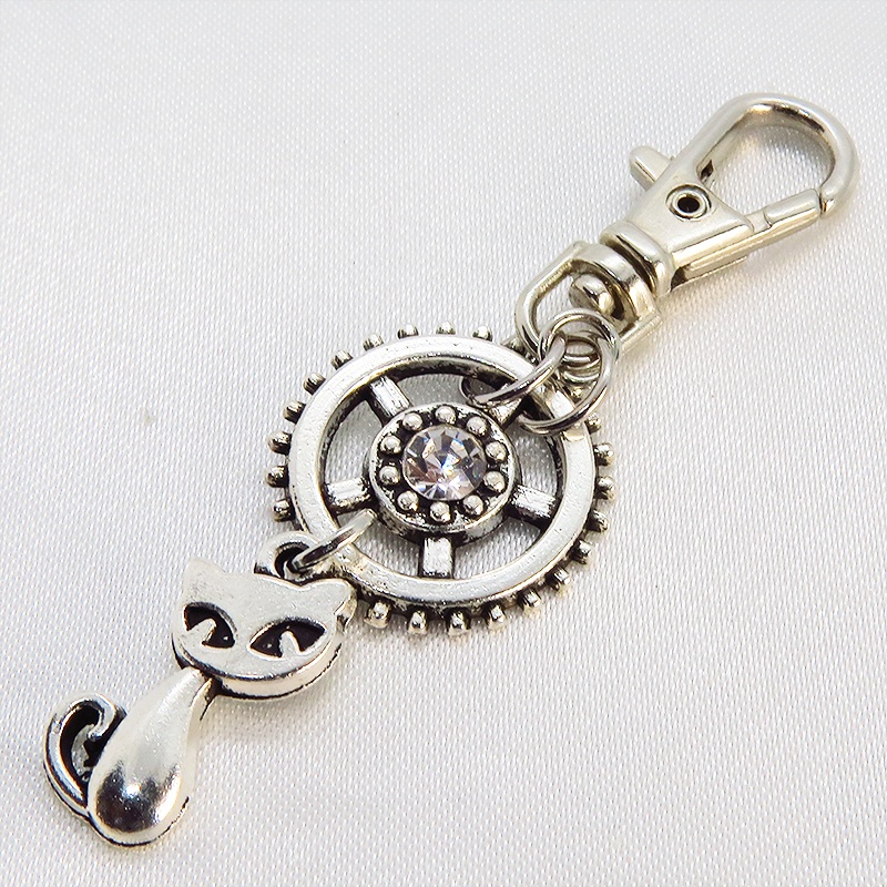 アンティークシルバー 猫と歯車を組合せた可愛いキーホルダー スワロフスキー・クリスタル バッグチャーム ファスナーチャーム
