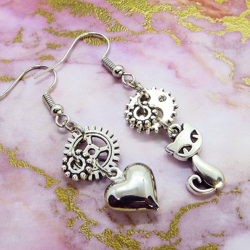 シルバーカラー 猫とハートと歯車のアシンメトリーピアス アンティーク スチームパンク サージカル可