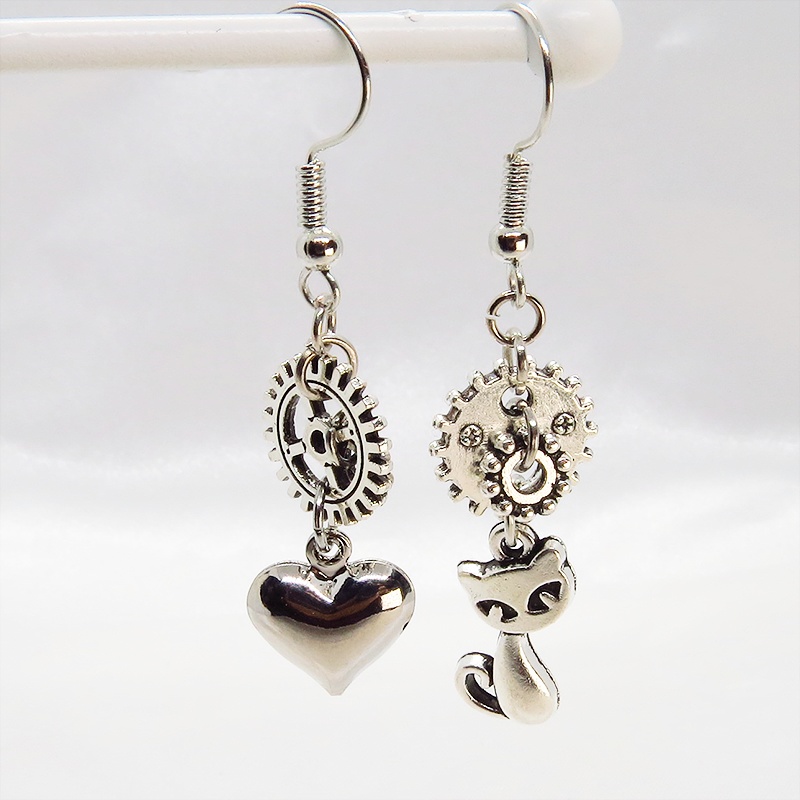 シルバーカラー 猫とハートと歯車のアシンメトリーピアス アンティーク スチームパンク サージカル可
