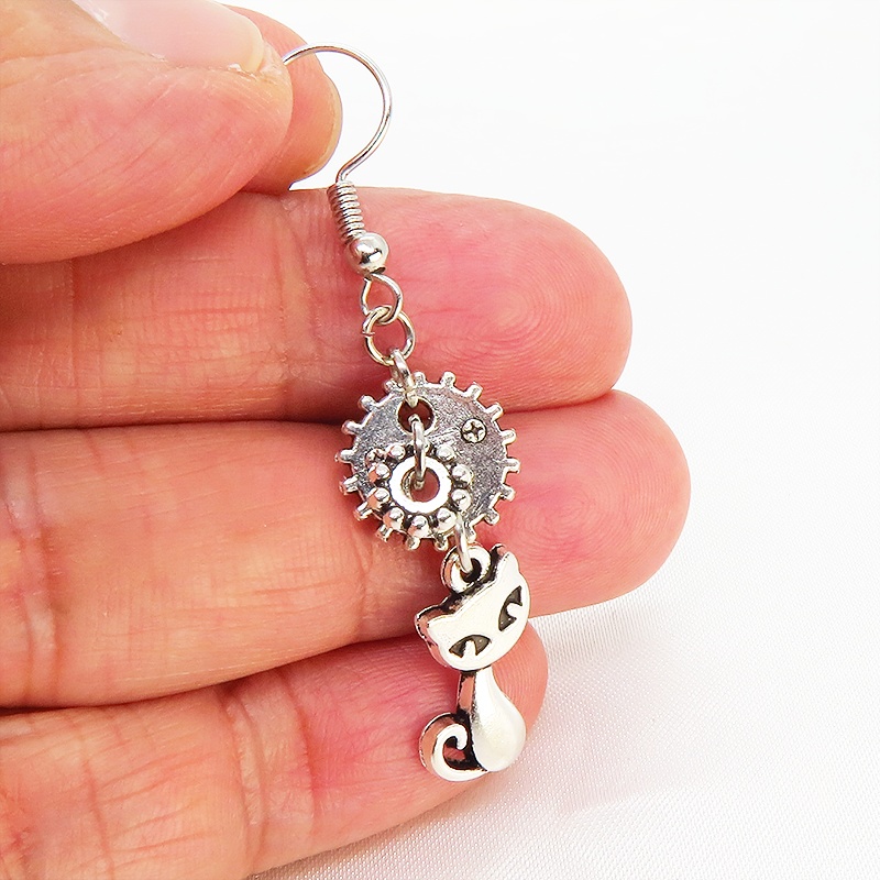 シルバーカラー 猫とハートと歯車のアシンメトリーピアス アンティーク スチームパンク サージカル可