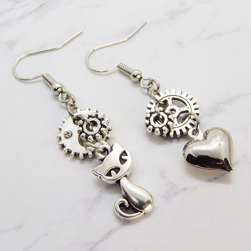 シルバーカラー 猫とハートと歯車のアシンメトリーピアス アンティーク スチームパンク サージカル可