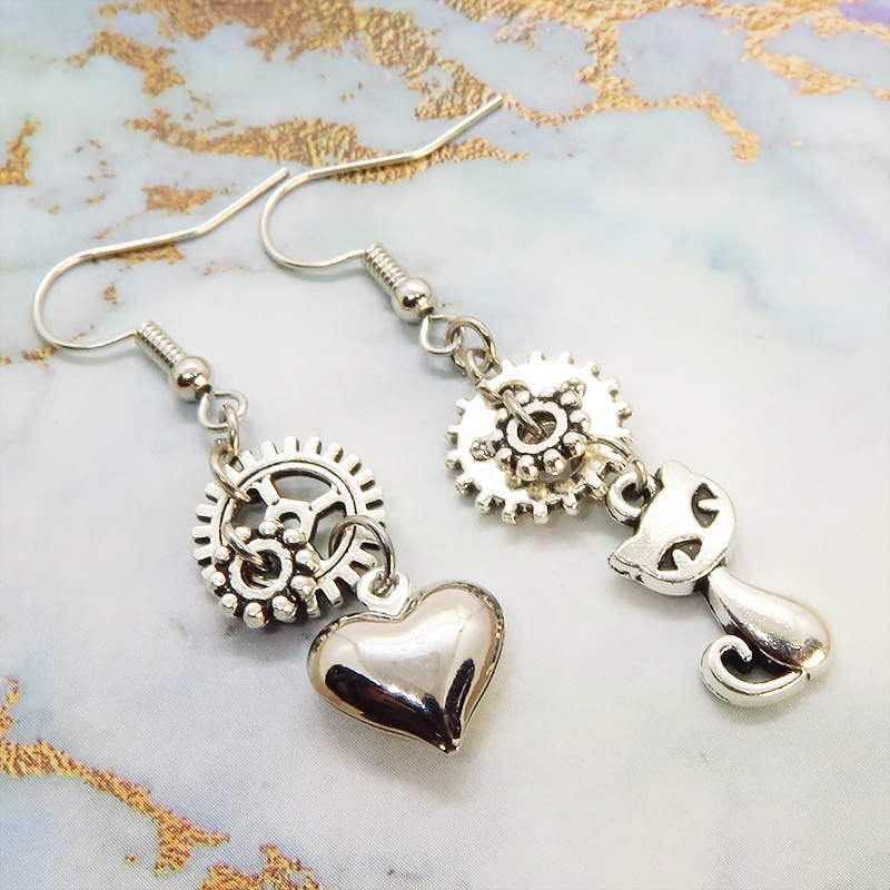 シルバーカラー 猫とハートと歯車のアシンメトリーピアス アンティーク スチームパンク サージカル可