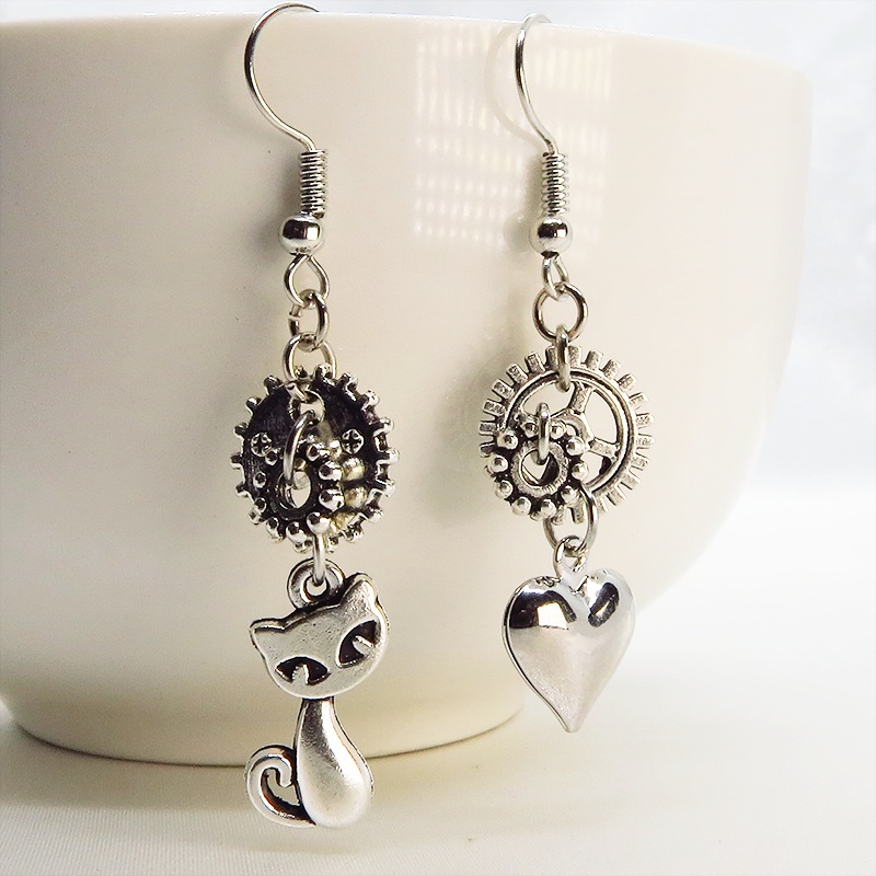 シルバーカラー 猫とハートと歯車のアシンメトリーピアス アンティーク スチームパンク サージカル可