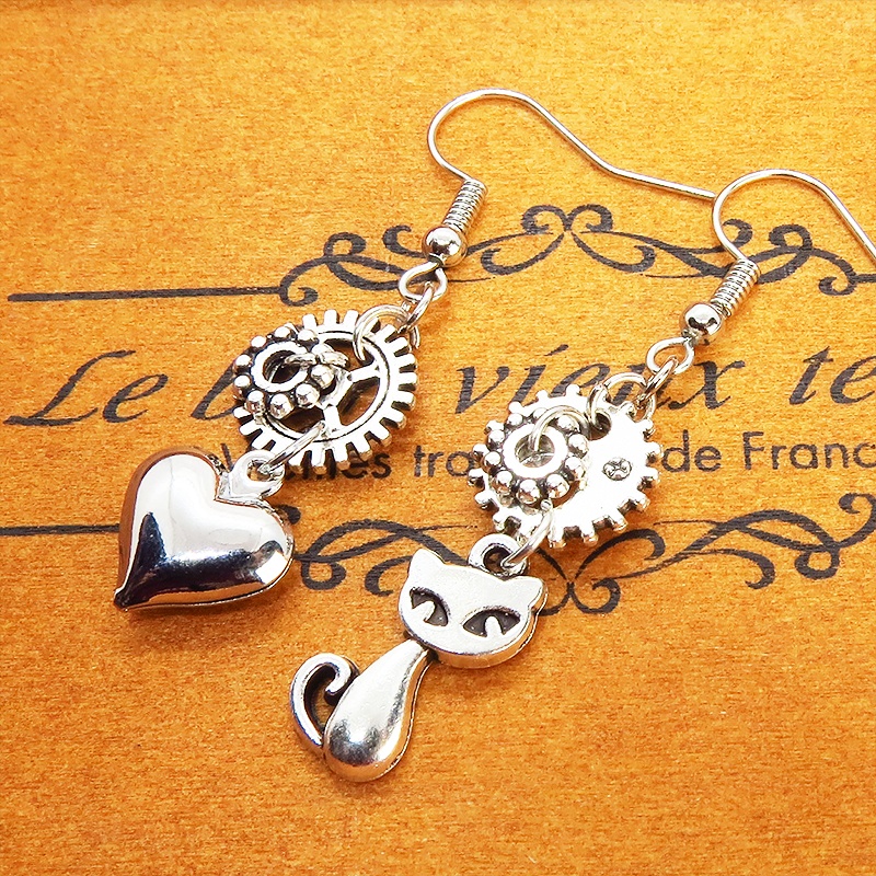 シルバーカラー 猫とハートと歯車のアシンメトリーピアス アンティーク スチームパンク サージカル可