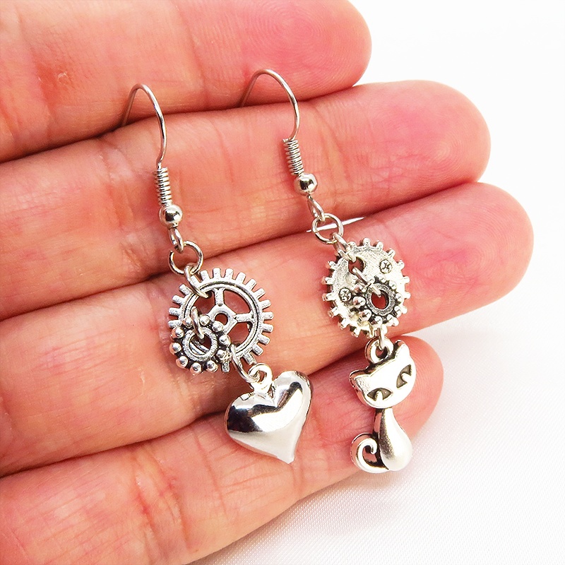 シルバーカラー 猫とハートと歯車のアシンメトリーピアス アンティーク スチームパンク サージカル可