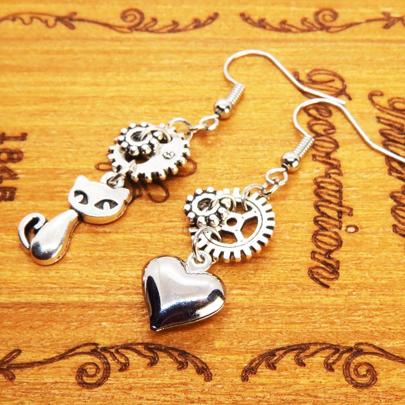 シルバーカラー 猫とハートと歯車のアシンメトリーピアス アンティーク スチームパンク サージカル可