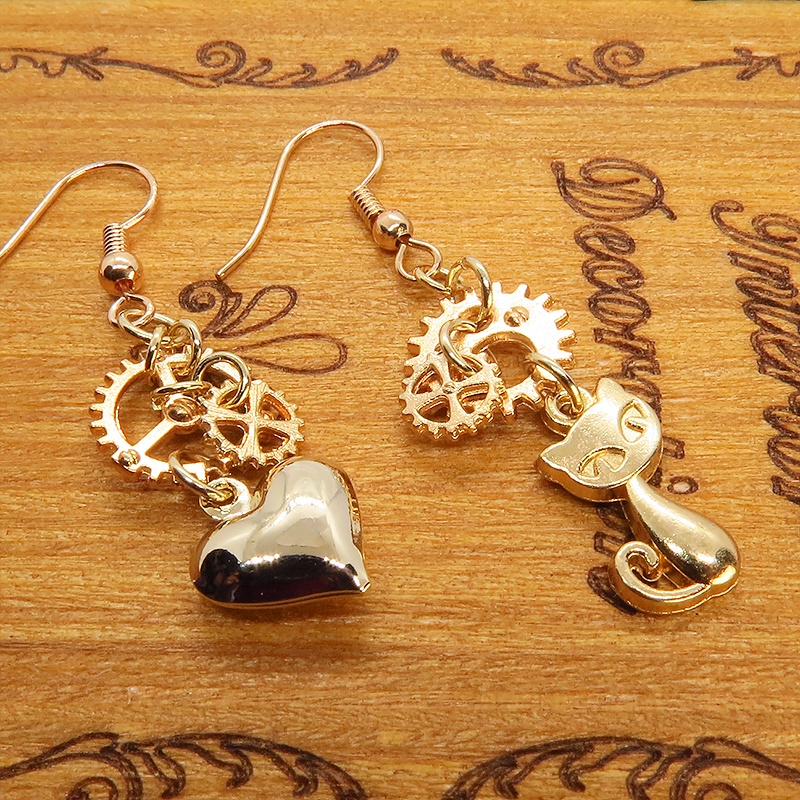 ゴールドカラー 猫とハートと歯車のアシンメトリーピアス アンティーク スチームパンク サージカル可
