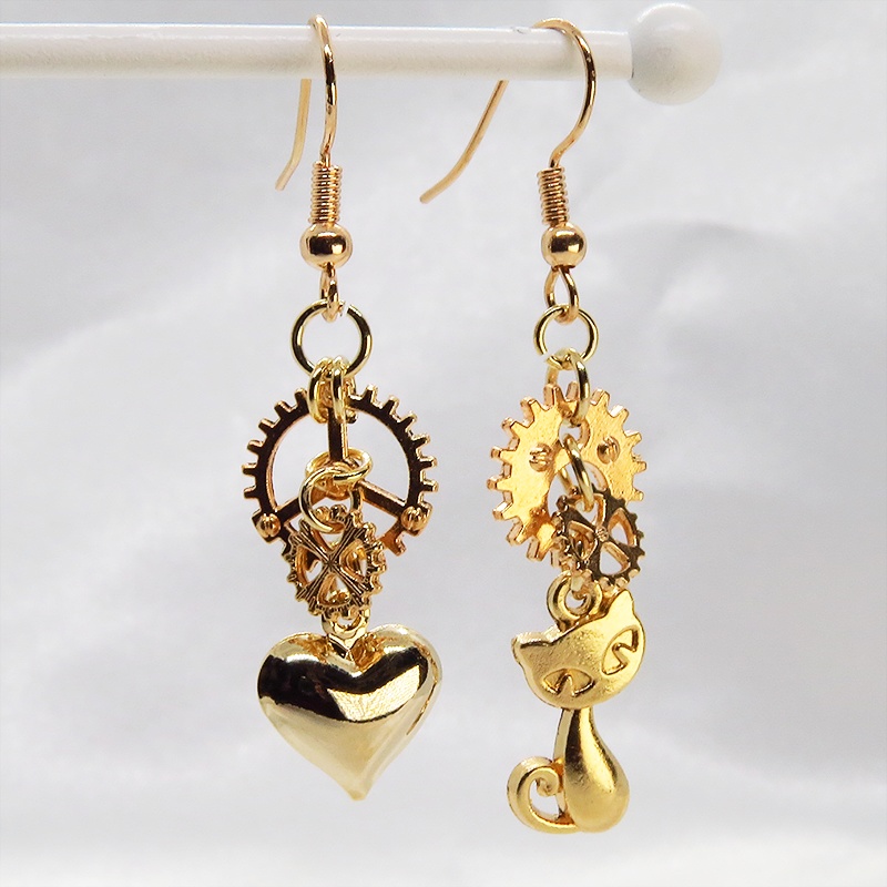 ゴールドカラー 猫とハートと歯車のアシンメトリーピアス アンティーク スチームパンク サージカル可