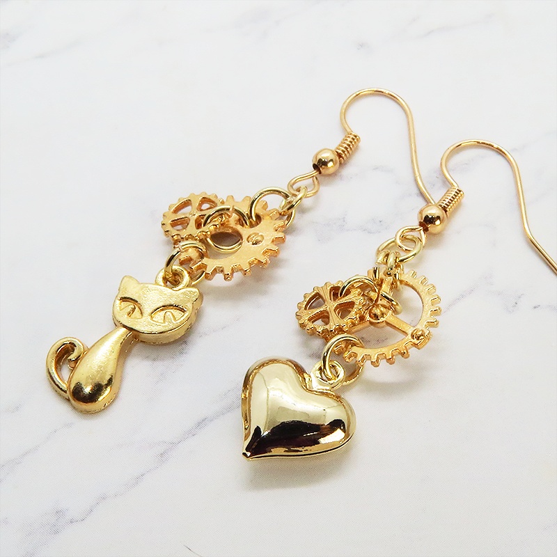 ゴールドカラー 猫とハートと歯車のアシンメトリーピアス アンティーク スチームパンク サージカル可 