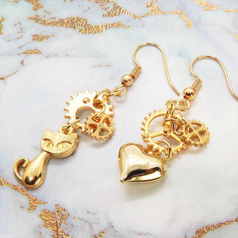 ゴールドカラー 猫とハートと歯車のアシンメトリーピアス アンティーク スチームパンク サージカル可