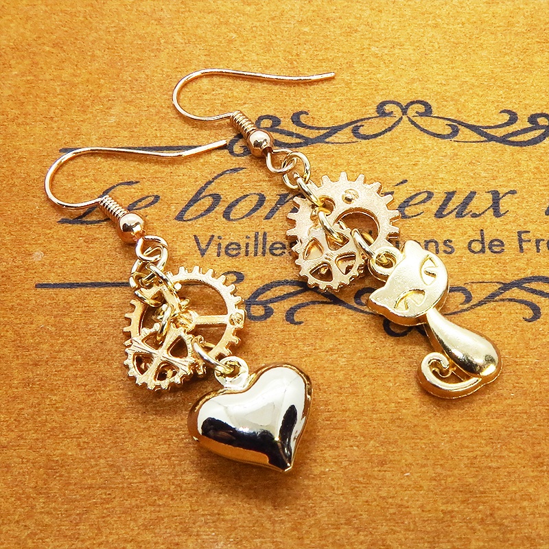 ゴールドカラー 猫とハートと歯車のアシンメトリーピアス アンティーク スチームパンク サージカル可