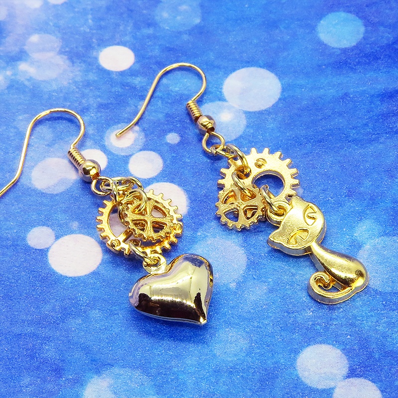 ゴールドカラー 猫とハートと歯車のアシンメトリーピアス アンティーク スチームパンク サージカル可