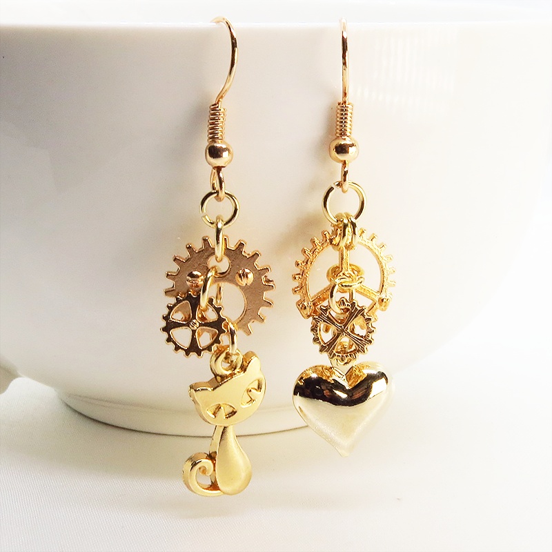 ゴールドカラー 猫とハートと歯車のアシンメトリーピアス アンティーク スチームパンク サージカル可