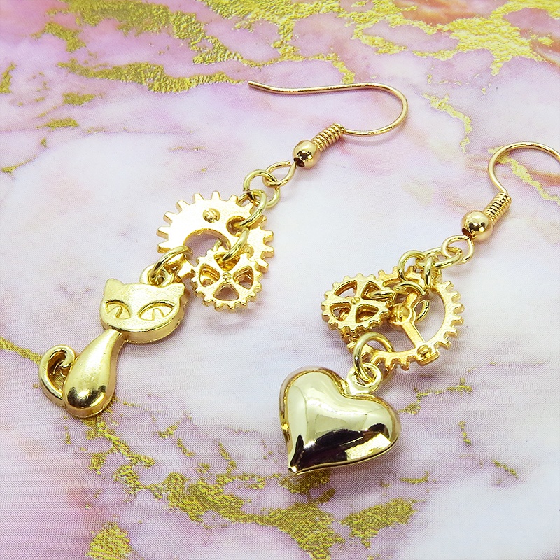 ゴールドカラー 猫とハートと歯車のアシンメトリーピアス アンティーク スチームパンク サージカル可