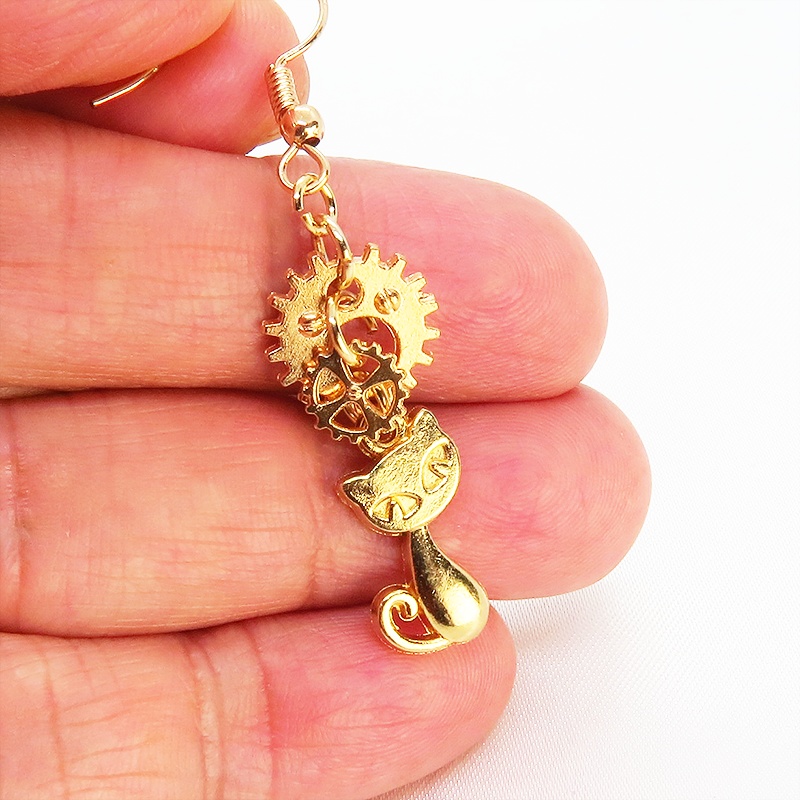 ゴールドカラー 猫とハートと歯車のアシンメトリーピアス アンティーク スチームパンク サージカル可