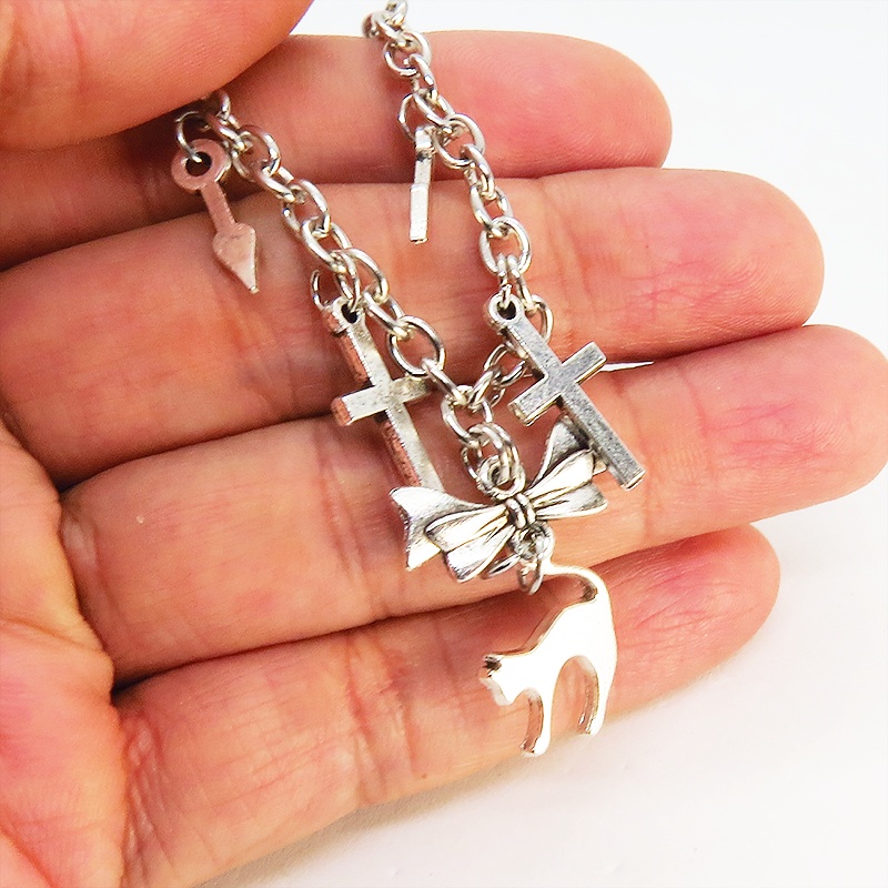 アンティークシルバー 跳ね猫シルエットモチーフとリボンに鍵が連なるブレスレット