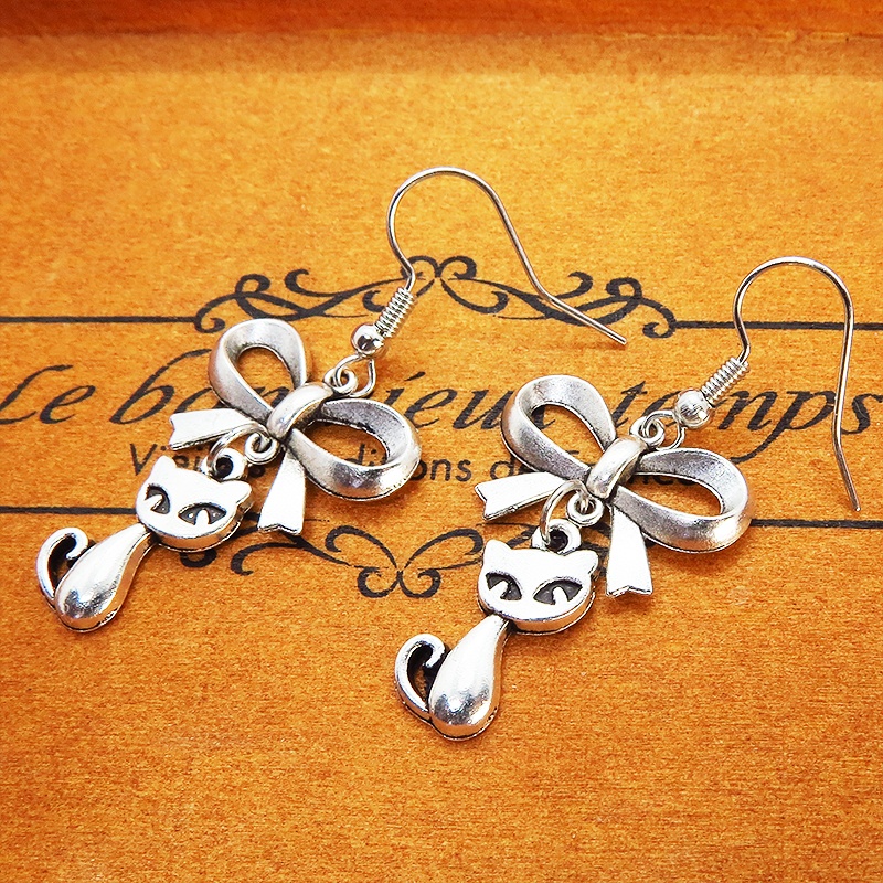 猫と大きめリボンのピアス アンティークシルバー 柔らかい曲線 シルバーカラー