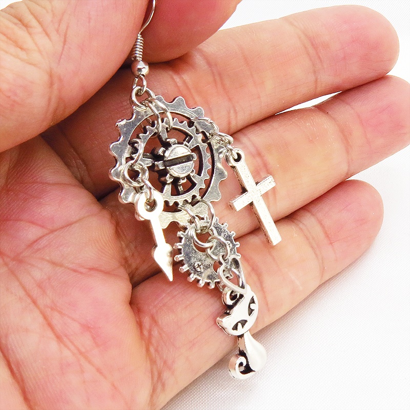 アンティークシルバー スチームパンク風 猫と歯車・ギアを組合せたピアス 時計の針 ロザリオ サージカル可