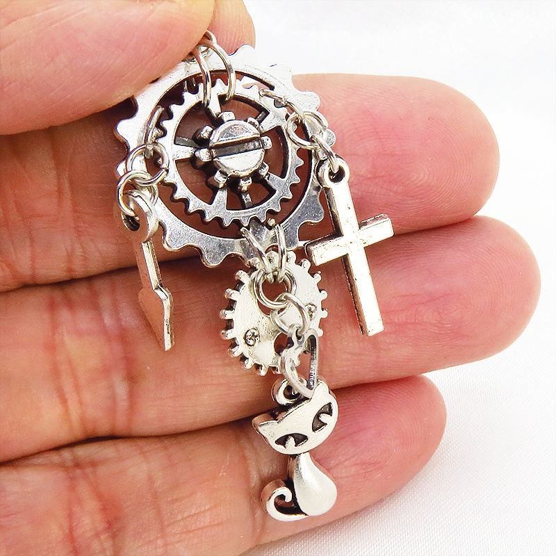 アンティークシルバー スチームパンク風 猫と歯車・ギアを組合せたピアス 時計の針 ロザリオ サージカル可