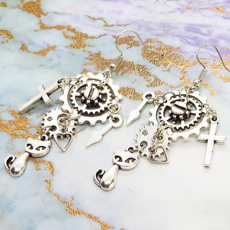アンティークシルバー スチームパンク風 猫と歯車・ギアを組合せたピアス 時計の針 ロザリオ サージカル可