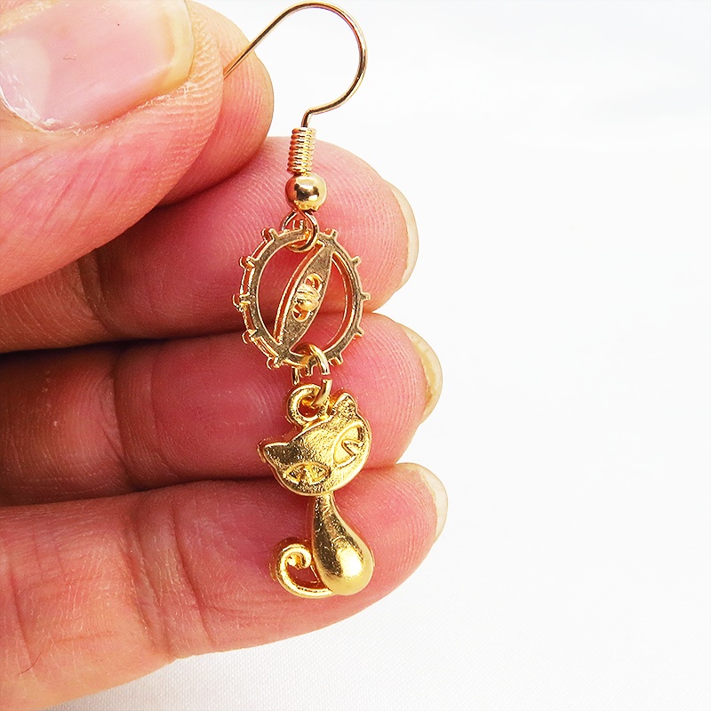 マットゴールド スチームパンク風 猫と歯車・ギアを組み合わせたコンパクトなピアス サージカル可