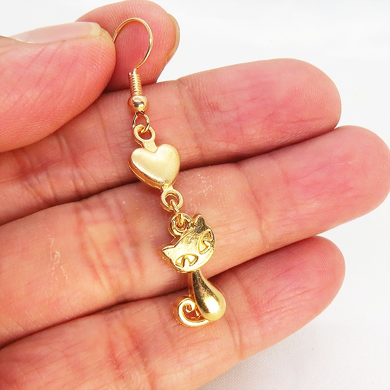 マットゴールド 猫とハートの組み合わせたコンパクトな大人可愛いピアス サージカル可