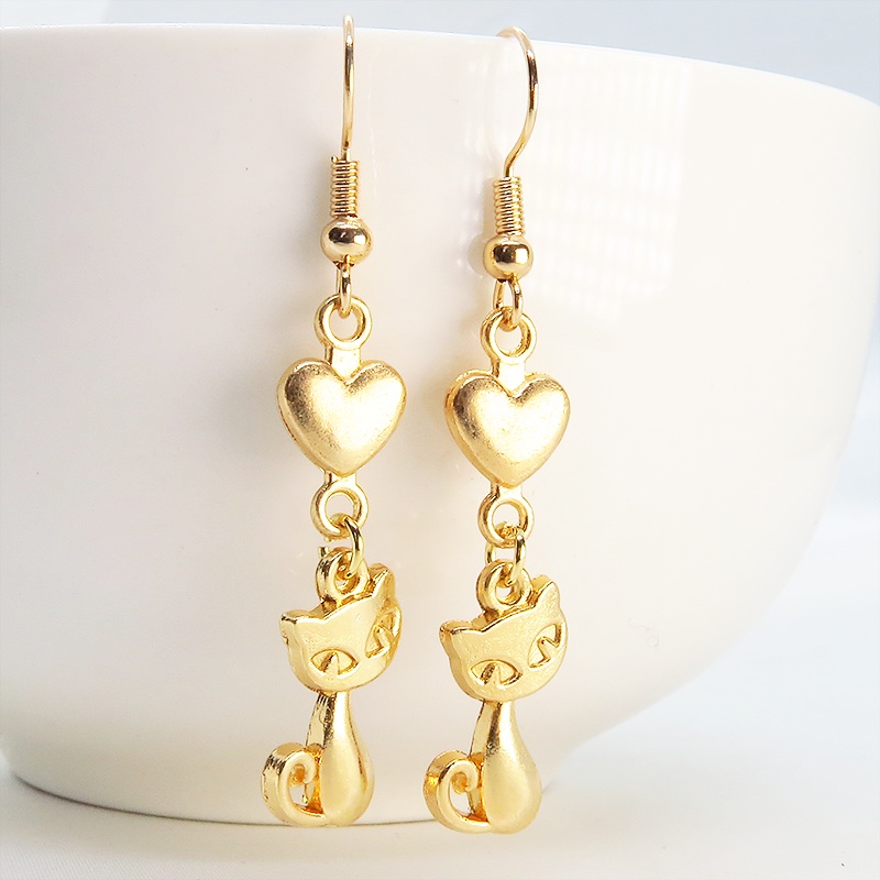 マットゴールド 猫とハートの組み合わせたコンパクトな大人可愛いピアス サージカル可