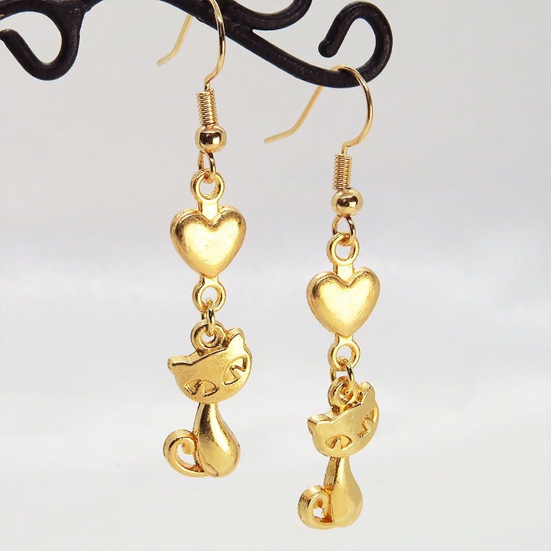 マットゴールド 猫とハートの組み合わせたコンパクトな大人可愛いピアス サージカル可