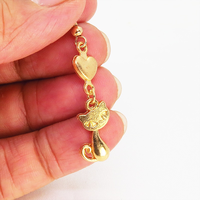 マットゴールド 猫とハートの組み合わせたコンパクトな大人可愛いピアス サージカル可