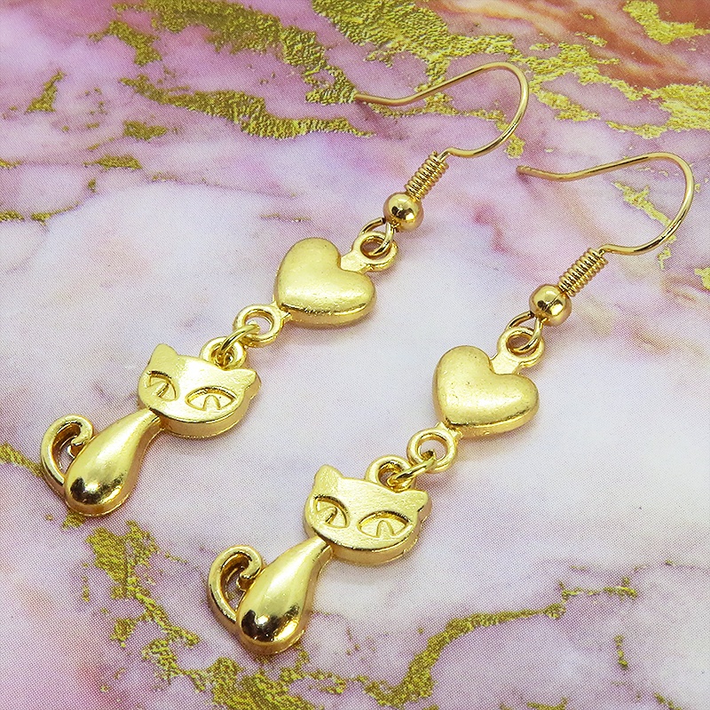 マットゴールド 猫とハートの組み合わせたコンパクトな大人可愛いピアス サージカル可