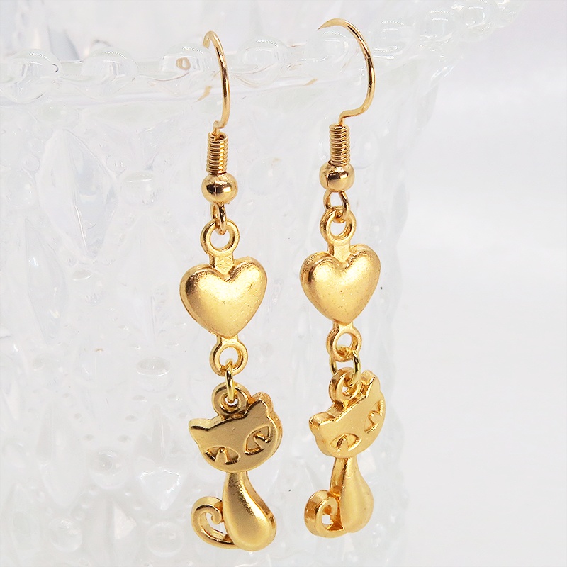 マットゴールド 猫とハートの組み合わせたコンパクトな大人可愛いピアス サージカル可