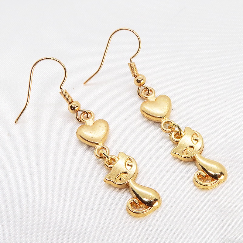 マットゴールド 猫とハートの組み合わせたコンパクトな大人可愛いピアス サージカル可