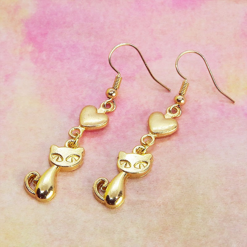 マットゴールド 猫とハートの組み合わせたコンパクトな大人可愛いピアス サージカル可