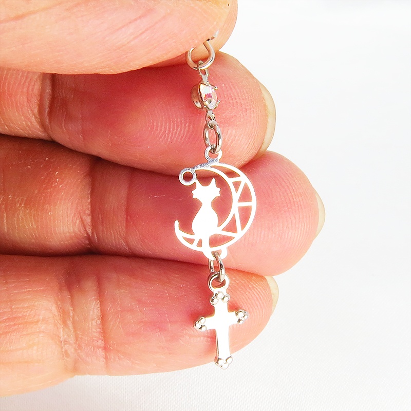 猫が座る透かし三日月とロザリオを組み合わせたピアス スワロフスキー