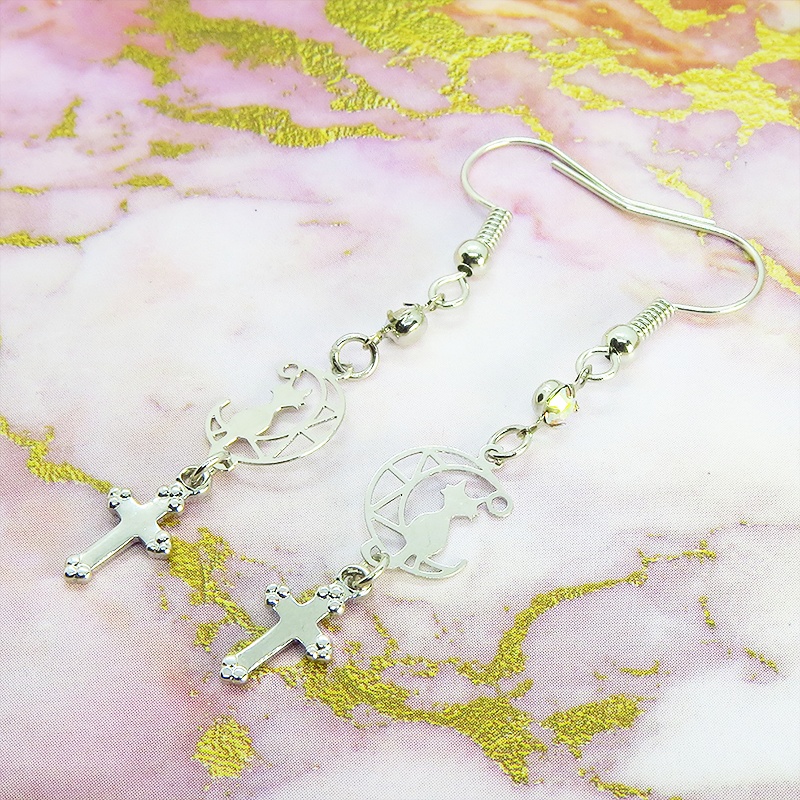 猫が座る透かし三日月とロザリオを組み合わせたピアス スワロフスキー