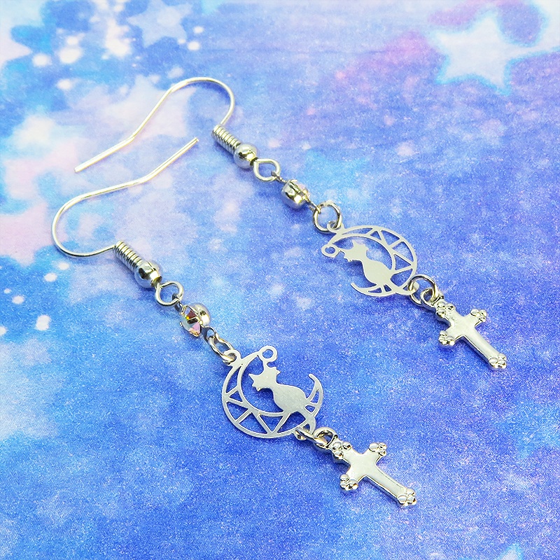 猫が座る透かし三日月とロザリオを組み合わせたピアス スワロフスキー