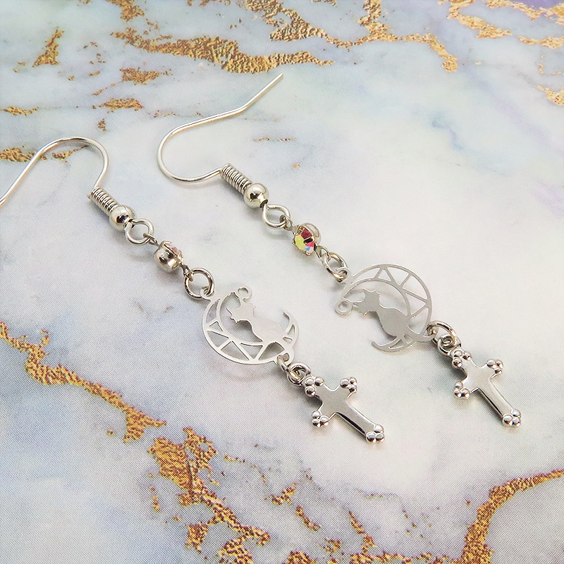 猫が座る透かし三日月とロザリオを組み合わせたピアス スワロフスキー