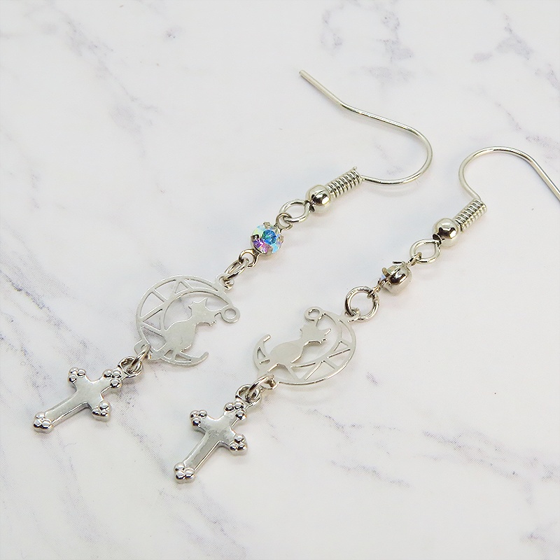 猫が座る透かし三日月とロザリオを組み合わせたピアス スワロフスキー