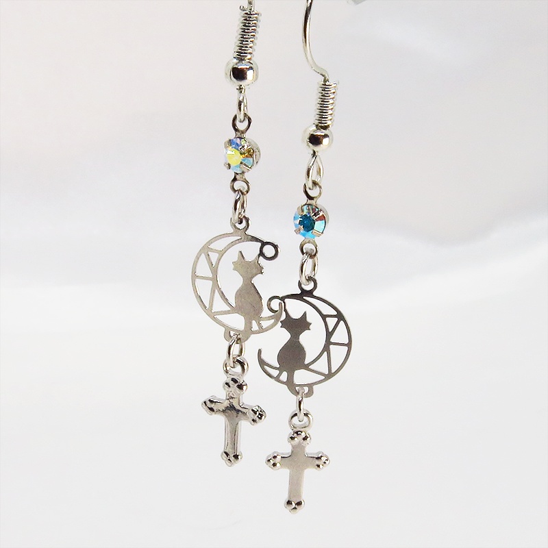 猫が座る透かし三日月とロザリオを組み合わせたピアス スワロフスキー