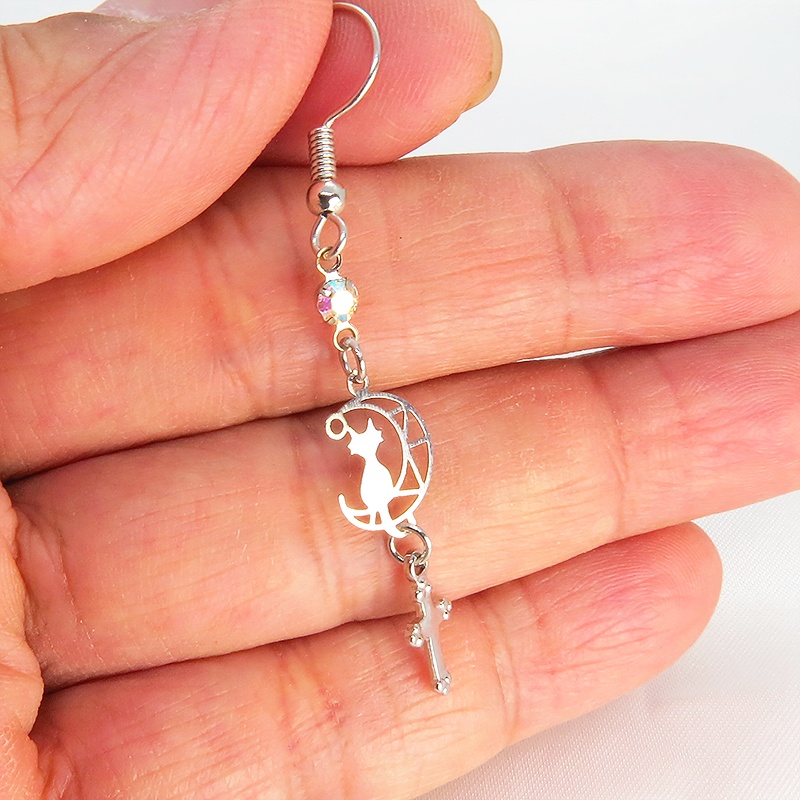猫が座る透かし三日月とロザリオを組み合わせたピアス スワロフスキー
