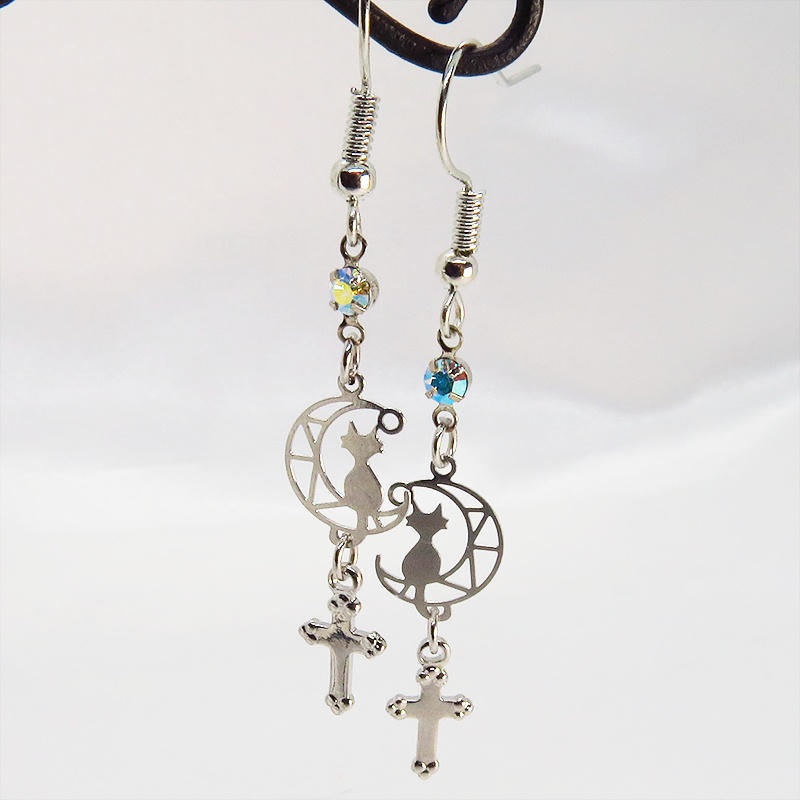 猫が座る透かし三日月とロザリオを組み合わせたピアス スワロフスキー