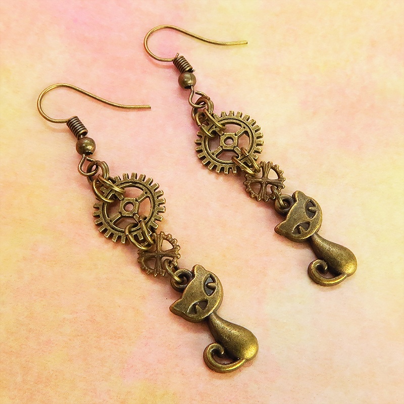 アンティークゴールド スチームパンク風の猫と歯車・ギアを組合せた大人可愛いピアス