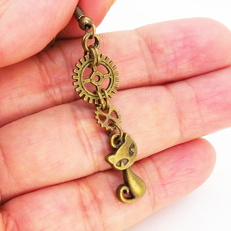 アンティークゴールド スチームパンク風の猫と歯車・ギアを組合せた大人可愛いピアス