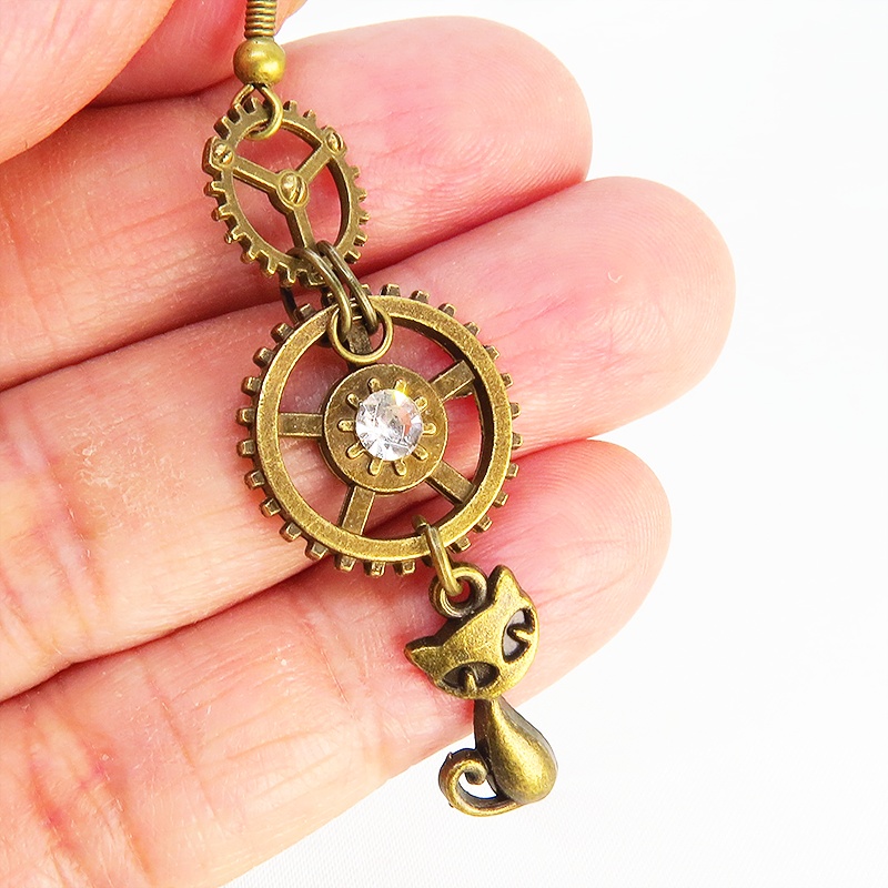 アンティーク調の猫と歯車のアシンメトリーピアス スワロフスキー スチームパンク イヤリング