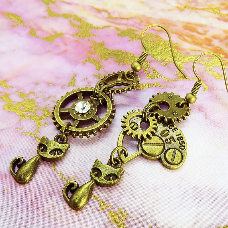 アンティーク調の猫と歯車のアシンメトリーピアス スワロフスキー スチームパンク イヤリング