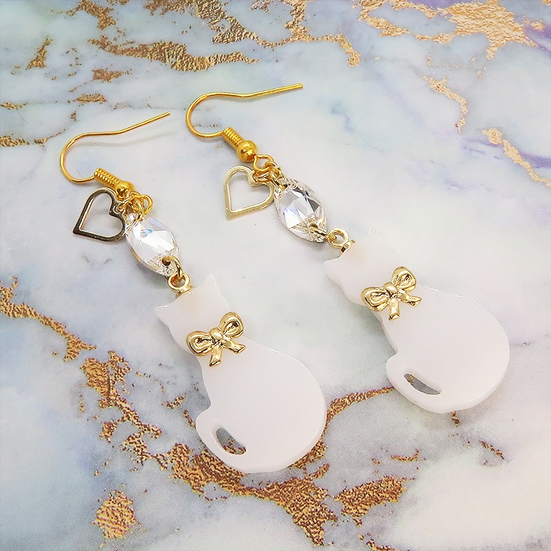 白猫シルエットモチーフとスワロフスキー・クリスタルの大人可愛いピアス オープンハート ゴールド サージカル可